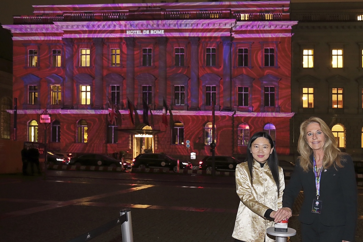 Cecilia Tse com organizadora do Festival de Luzes em cerimónia de celebração do espectáculo de vídeo mapping de Macau a 3D no Hotel de Rome