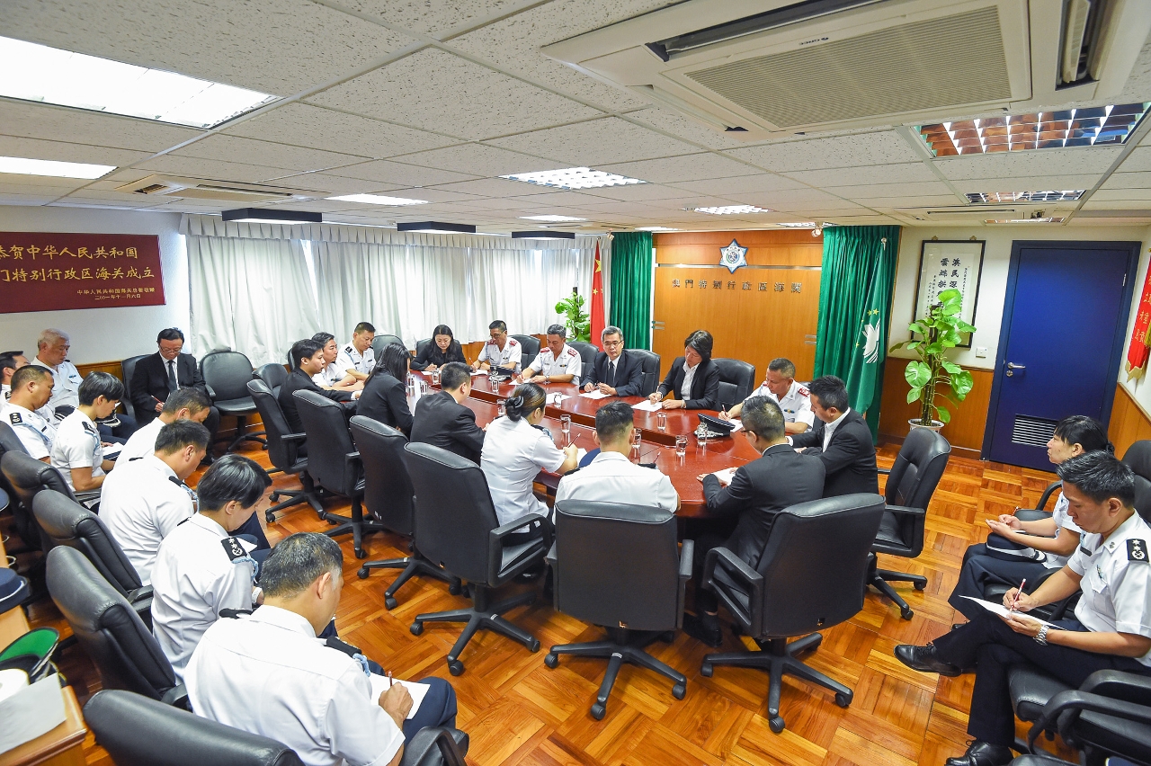 保安司司長黃少澤與海關全體領導及主管人員舉行會議,對目前的緊急工作進行部署.