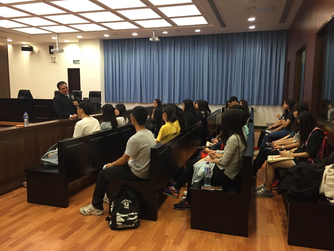 Students visit the Moot Court