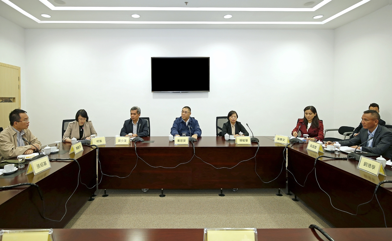 Chief Executive, Mr Chui Sai On, chairs the meeting with members of the interdepartmental group handling the preparatory works of clarifying Macao’s customary waters.