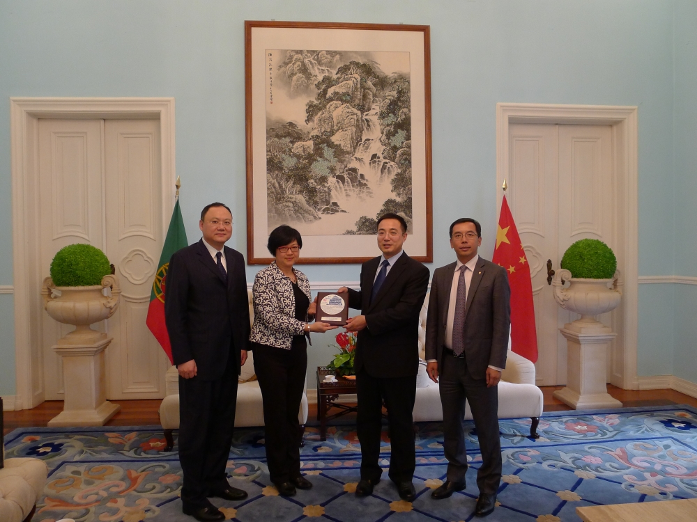 Dra. Glória Batalha Ung (segunda à esquerda), o Presidente do Banco da China –Sucursal de Lisboa, Dr. Xiao Qi (primeiro à esquerda) e o Vice Presidente do Banco da China –Sucursal de Macau, Dr. Wang Jun (primeiro à direita) na entrevista com o Embaixador da China em Portugal Dr. Cai Run (segundo à direita)