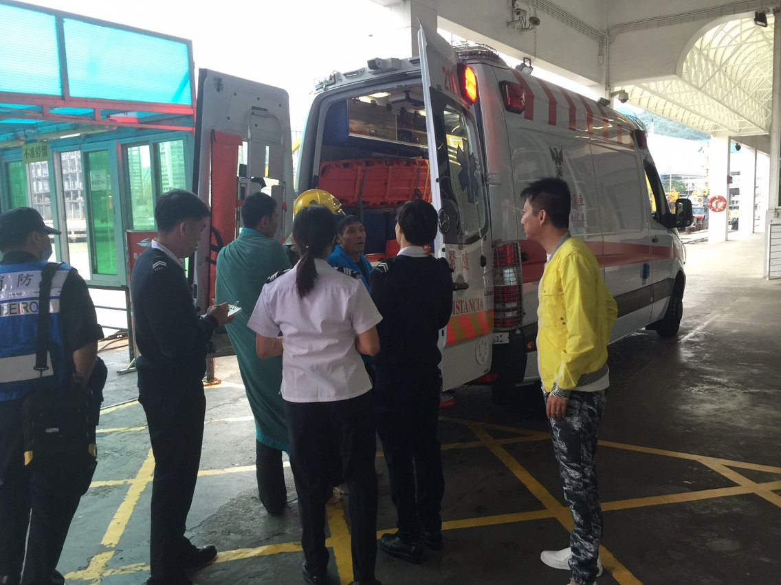 三名船員由救援車送院檢查