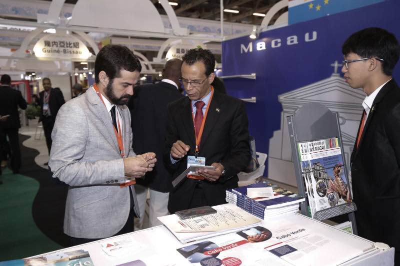 O Delegado de Cabo Verde junto do Secretariado Permanente do Fórum de Macau, Dr. Mário Vicente, a trocar impressões com empresários