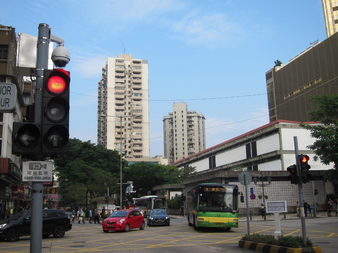 Foram instalados os equipamentos de videovigilância na intersecção entre a Avenida de D. João IV e a Avenida do Infante D. Henrique.