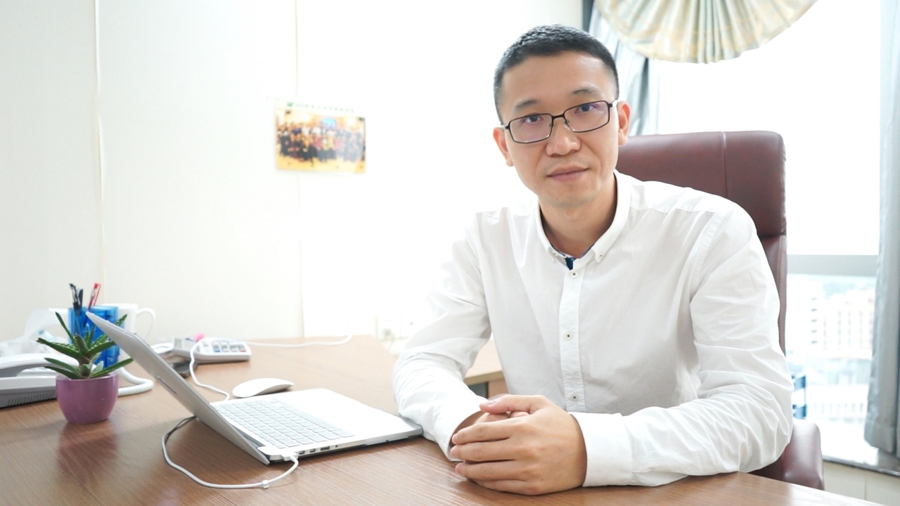 Sr. Li Wei, Director de Operações da empresa “Emall Retalho, Lda”.