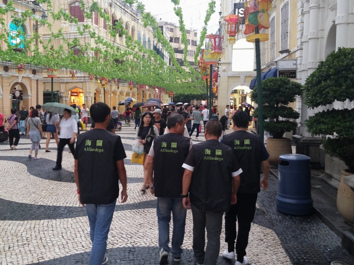 海關知識產權廳人員在本澳多個旅遊名勝地點及酒店周邊進行打擊街頭售假巡查行動。
