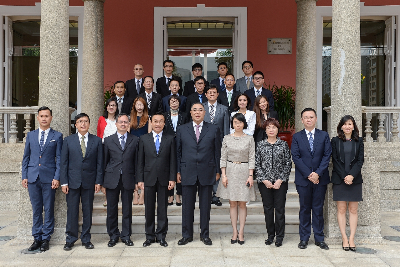 行政長官與中華全國青年聯合會澳區委員合照