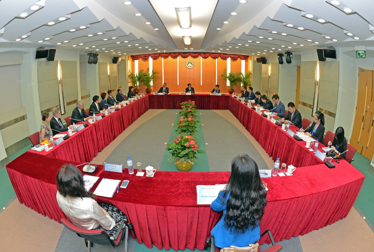 Intercâmbio sobre a situação do desenvolvimento do ensino superior entre a Delegação do Ministério da Educação da RPC e os dirigentes do ensino superior de Macau