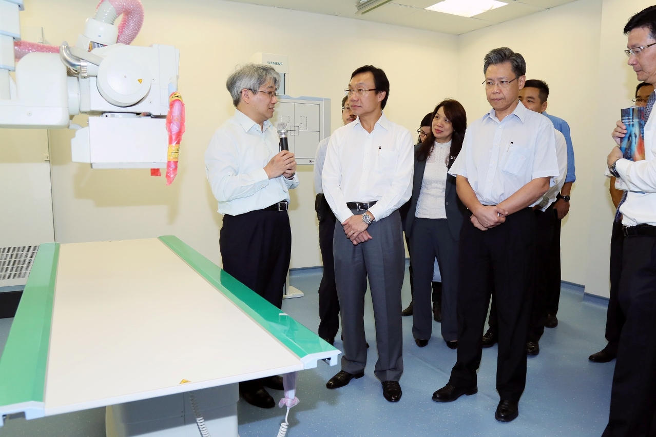 O Director dos Serviços de Saúde apresentou os equipamentos médicos disponíveis no Centro Clínico de Saúde Pública