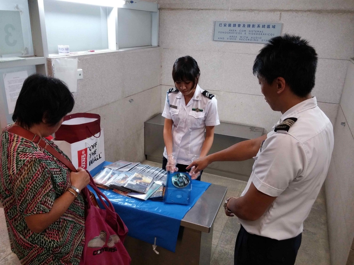 海關人員在關閘海關站執勤時查獲懷疑盜版光碟