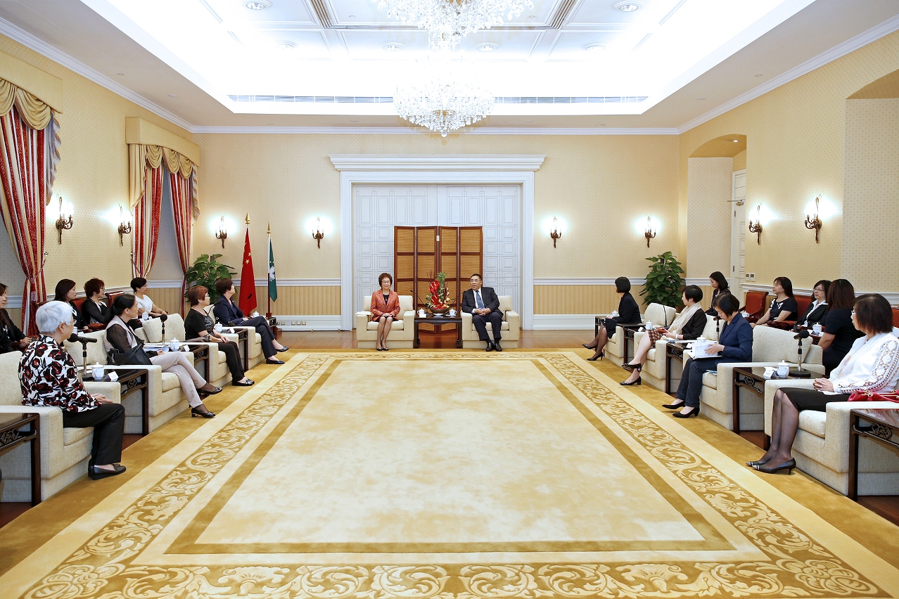 Chefe do Executivo, Chui Sai On, num encontro com membros da Associação Geral das Mulheres de Macau