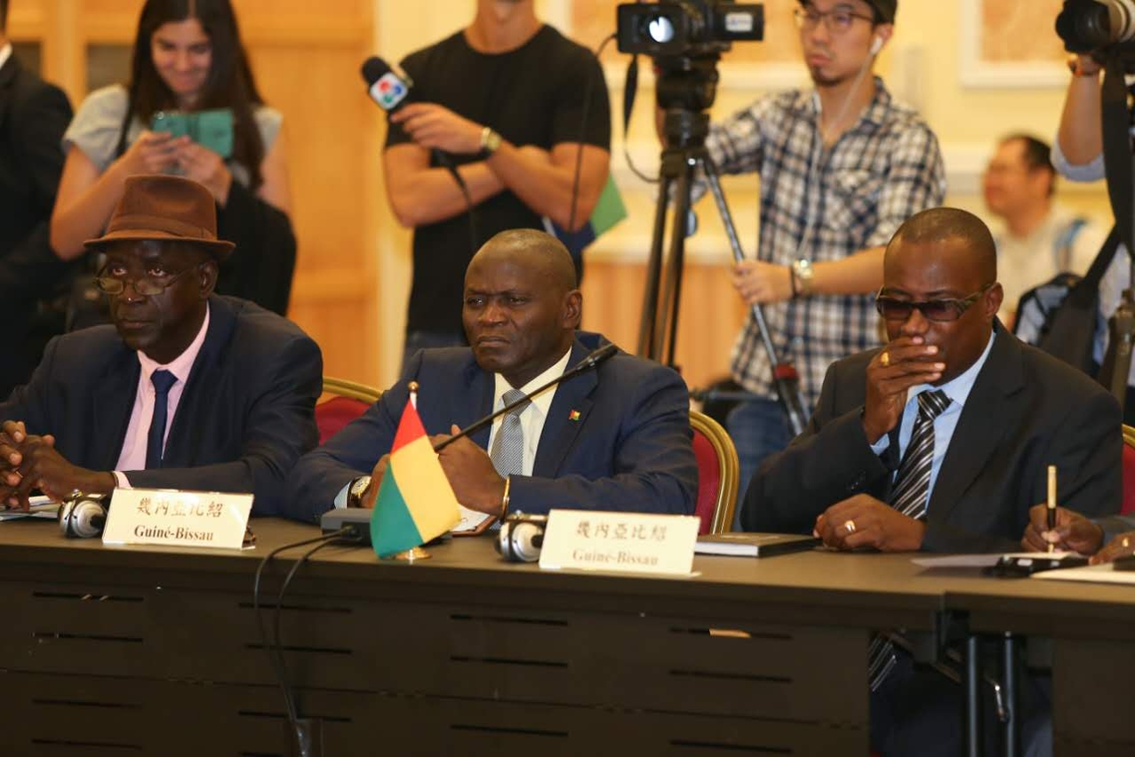 S. Exa. o Embaixador da Guiné-Bissau, Malam Sambú, e a sua delegação