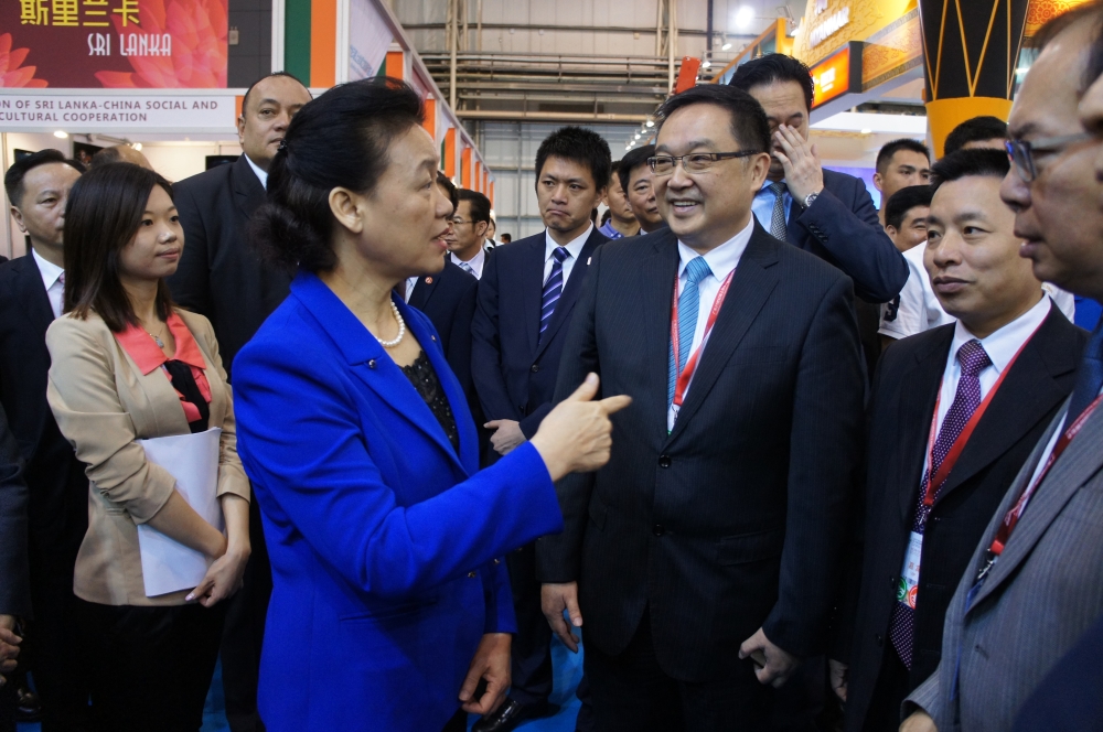 Vice-Governadora da Província de Guangdong Sra. Zhao Yufang acompanhada pelo Presidente do IPIM, Dr. Jackson Chang na visita ao Pavilhão de Macau