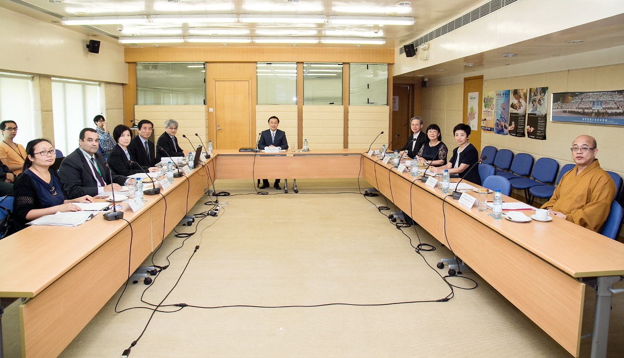 譚俊榮司長主持生命科學道德委員會的會議。