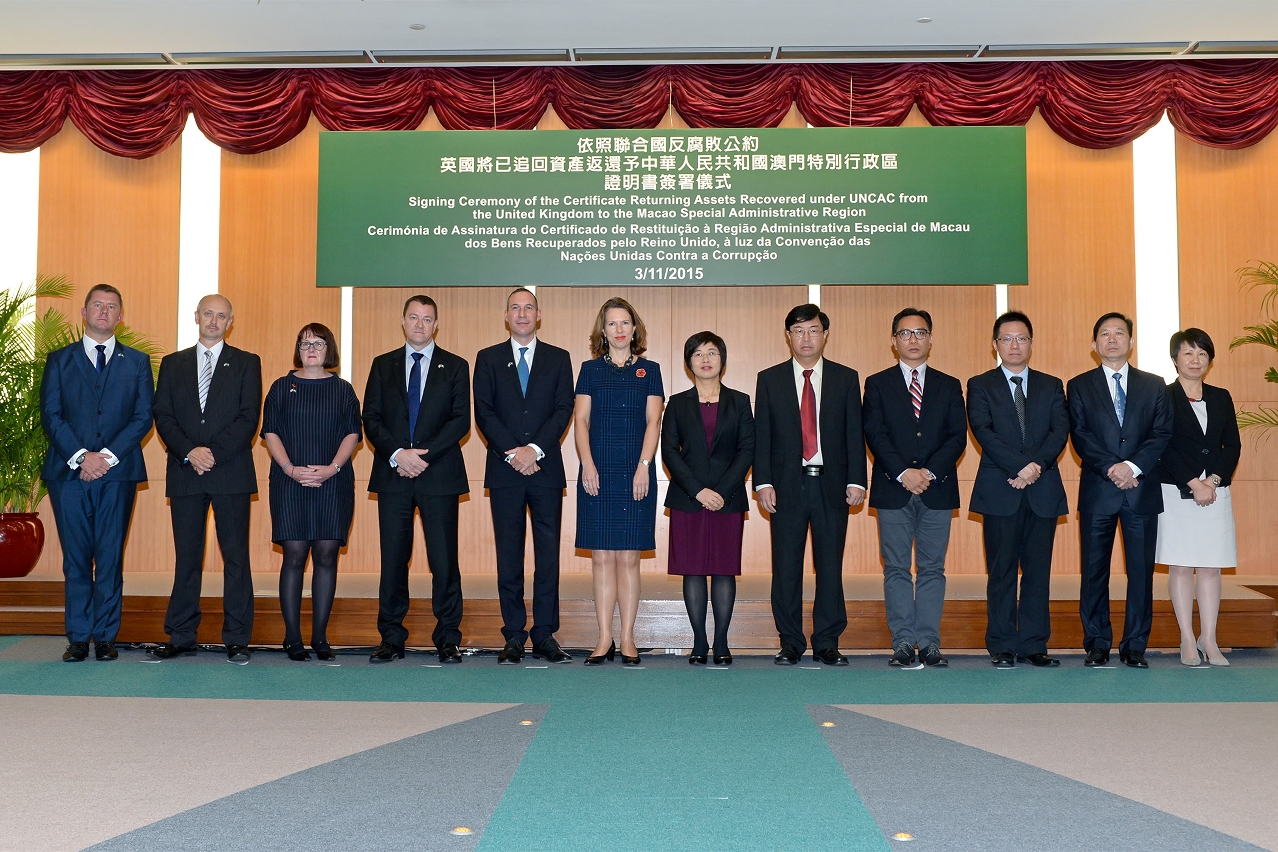 A group photo of the signatories and the witnessing guests