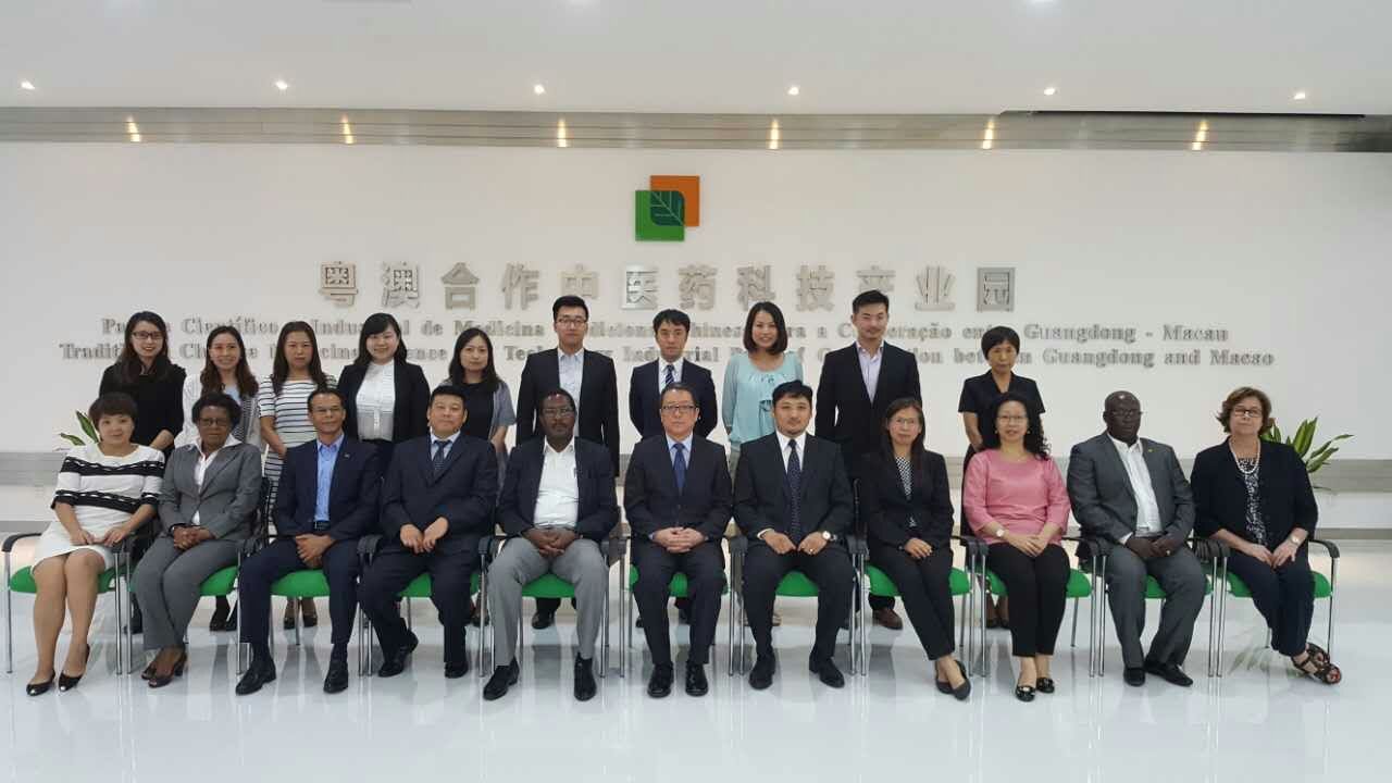 A Delegação do Secretariado Permanente a conhecer o planeamento e andamento das obras de construção do Parque Científico e Industrial de Medicina Tradicional Chinesa