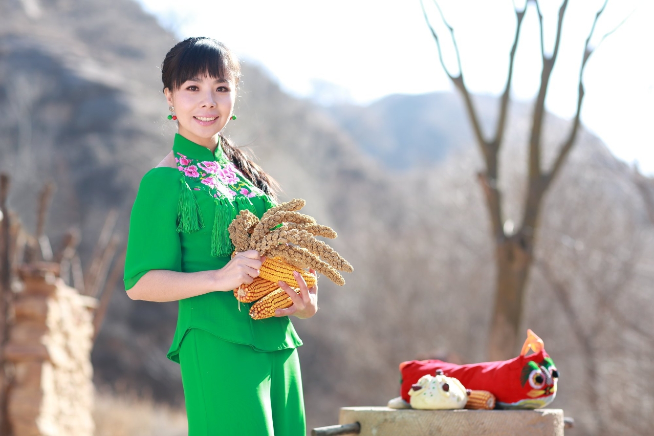 Wang Erni performs at the concert Loess Ballads