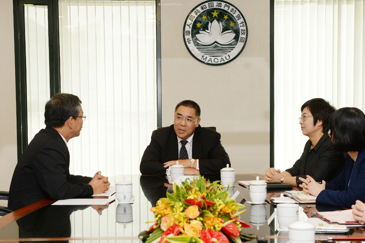 Encontro entre o Chefe do Executivo, Chui Sai On, e o secretário-geral da Cáritas de Macau, Paul Pun.