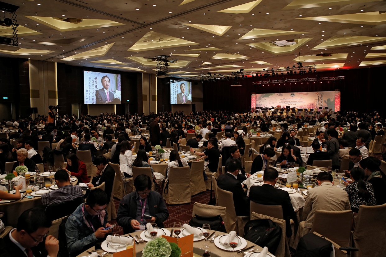 Cerca de 700 convidados do Fórum oriundos do Interior da China e estrangeiro participam no jantar de boas-vindas.