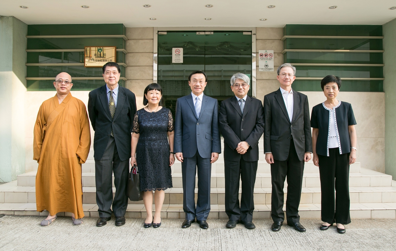 譚俊榮司長與生命科學道德委員會的成員合照