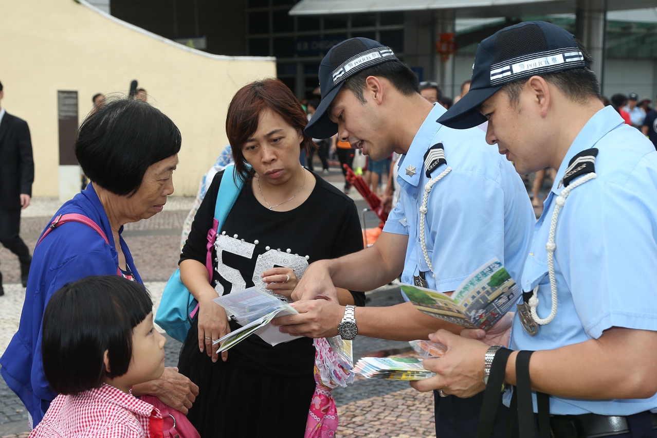 市民耐心傾聽講解內容