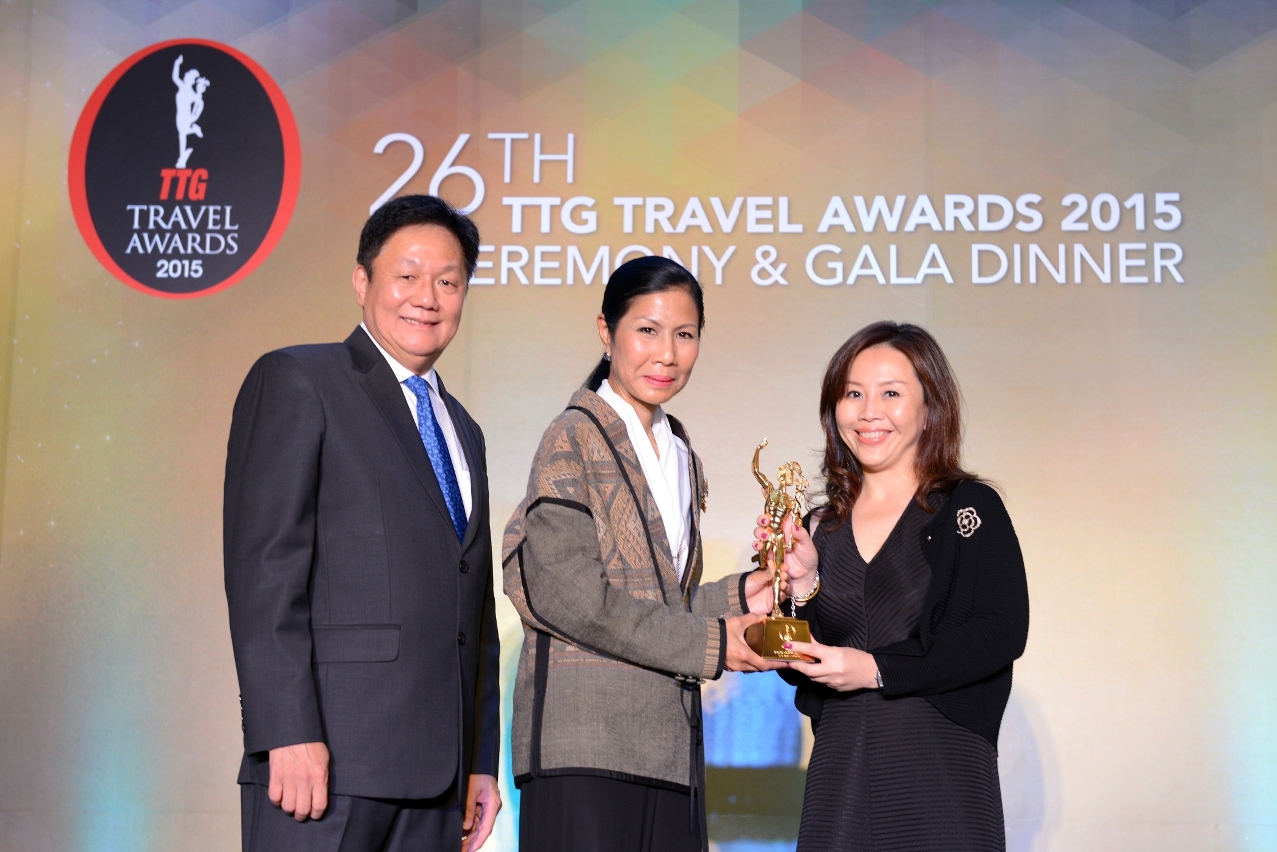 Minister of Tourism and Sports of Thailand presents the Best National Tourism Office (N.T.O.) of Travel Services Awards to MGTO