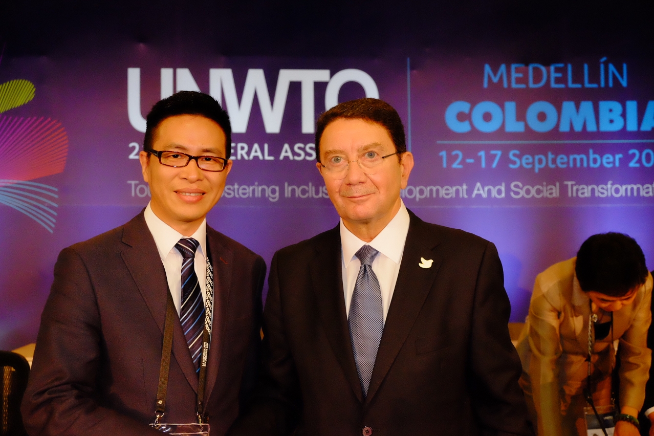 Subdirector da DST, Cheng Wai Tong, com o secretário-geral da OMT, Taleb Rifai