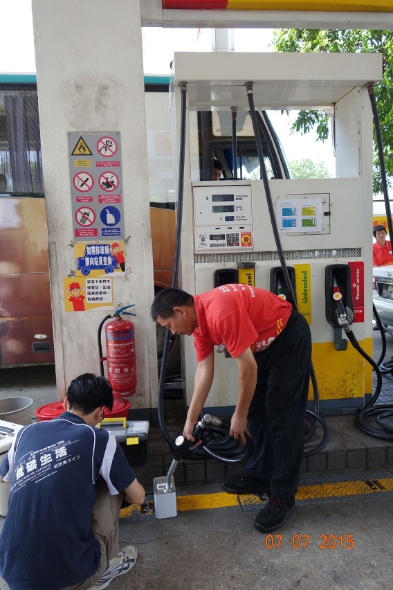 Funcionário da DSPA a recolher amostras de diesel para automóveis, que se encontra à venda em Macau, para se proceder à análise em laboratório especializado.