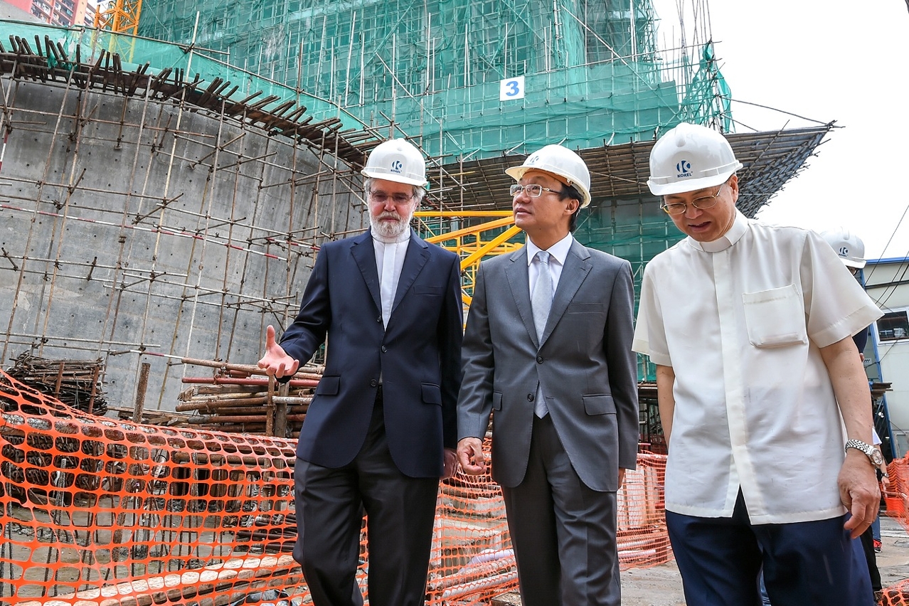 社會文化司司長譚俊榮在黎鴻昇主教（右一）和校長薛沛德（左一）陪同下