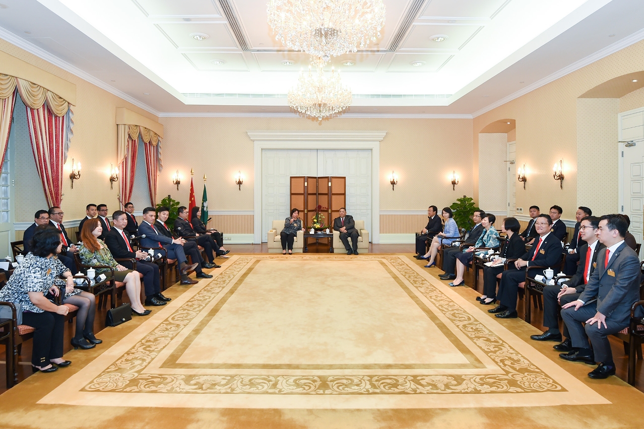 Encontro entre o Chefe do Executivo, Chui Sai On, e uma delegaçãodo Conselho de Administração do Tung Wah Group of Hospitals de Hong Kong.