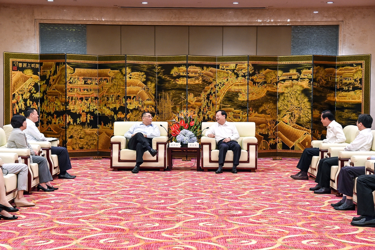 Chief Executive, Mr Chui Sai On meets with the Secretary of the Zhejiang CPC Provincial Committee, Mr Xia Baolong, in Zhoushan, Zhejiang Province.