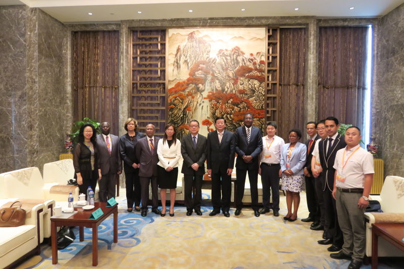 Fotografia de grupo entre os representantes do Departamento do Comércio da Província de Jiangxi e a Delegação do Fórum de Macau