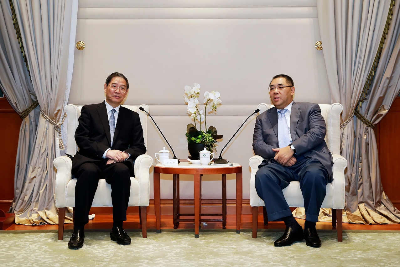 Encontro entre o Chefe do Executivo, Chui Sai On, e o director do Gabinete para os Assuntos de Taiwan junto do Conselho de Estado, Zhang Zhijun, na Sede do Governo.