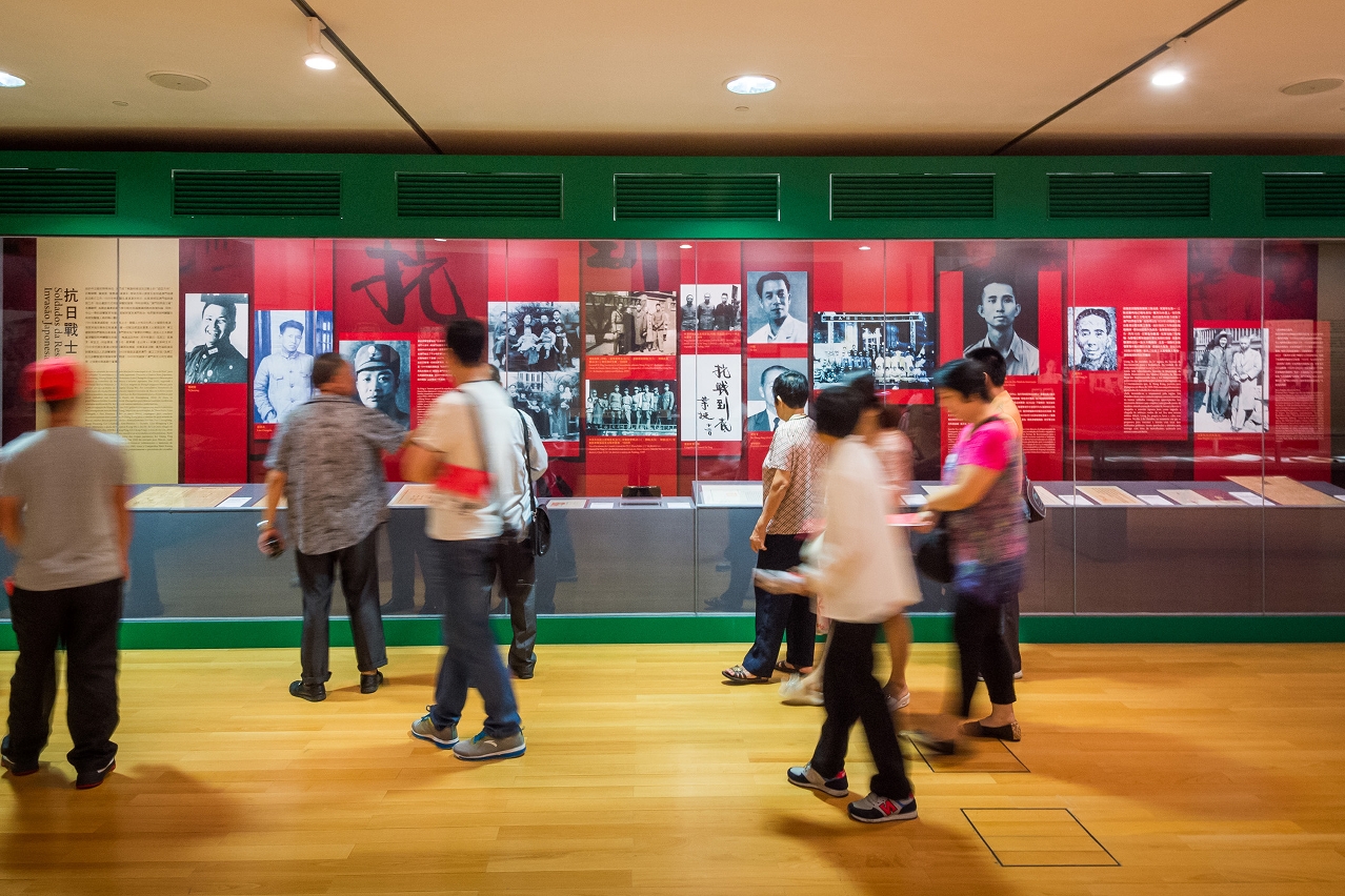 Visitantes da Exposição do 70º Aniversário da Vitória da Guerra de Resistência do Povo Chinês contra a Agressão Japonesa