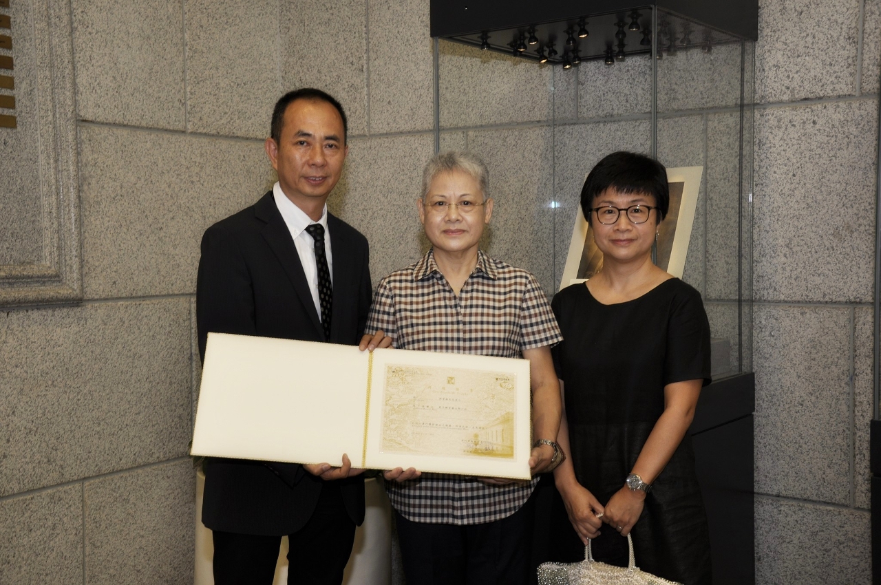 The president of the Cultural Affairs Bureau, Ung Vai Meng presents a donation certificate to Lau Ka Meng’s family members