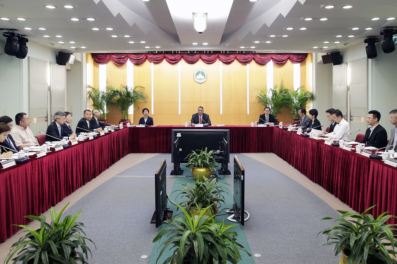 8.ª Reunião Plenária do Conselho Consultivo para a Reforma da Administração Pública presidida pelo Chefe do Executivo Dr. Chui Sai On