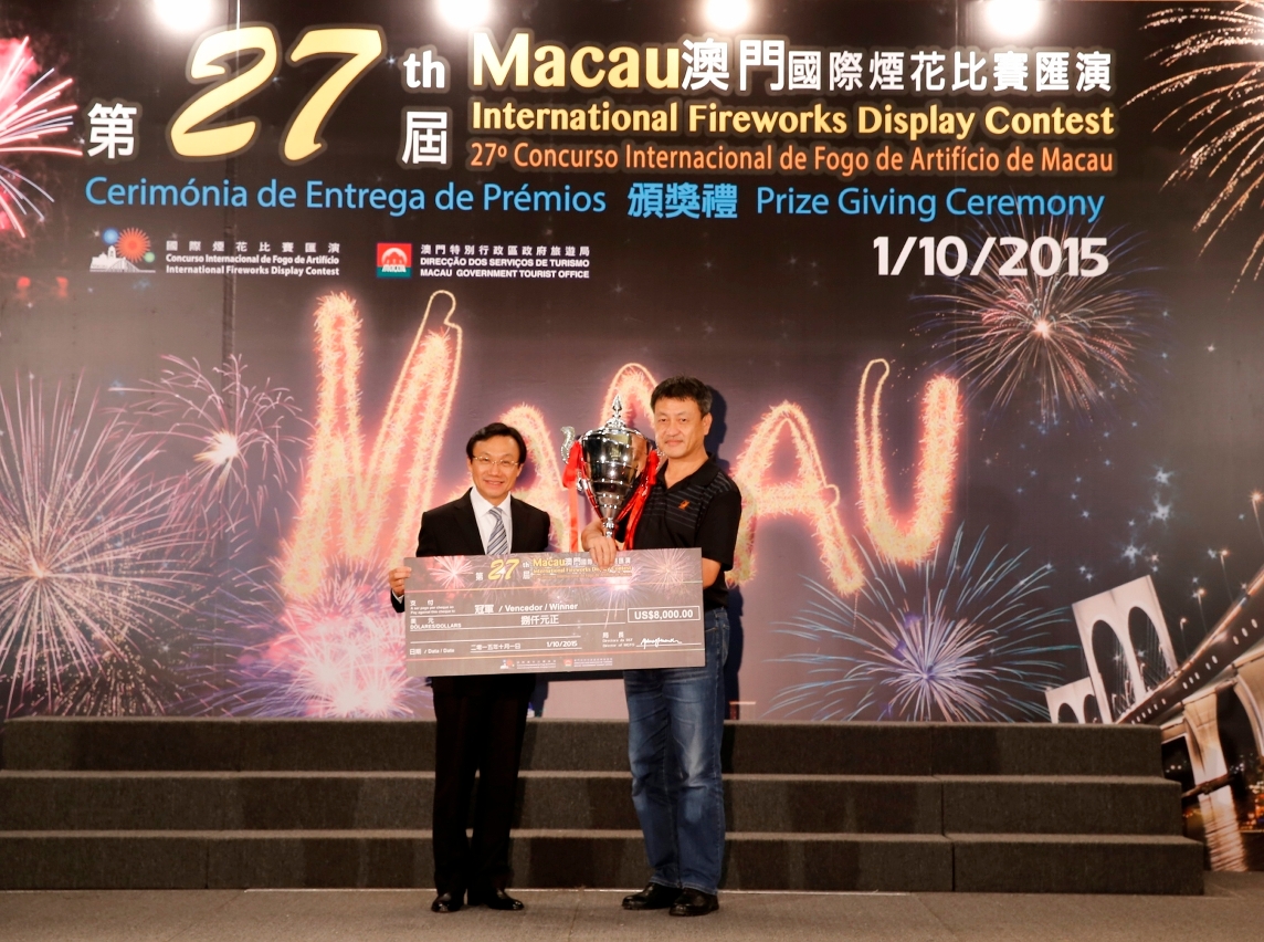 Secretary Tam presents the champion award