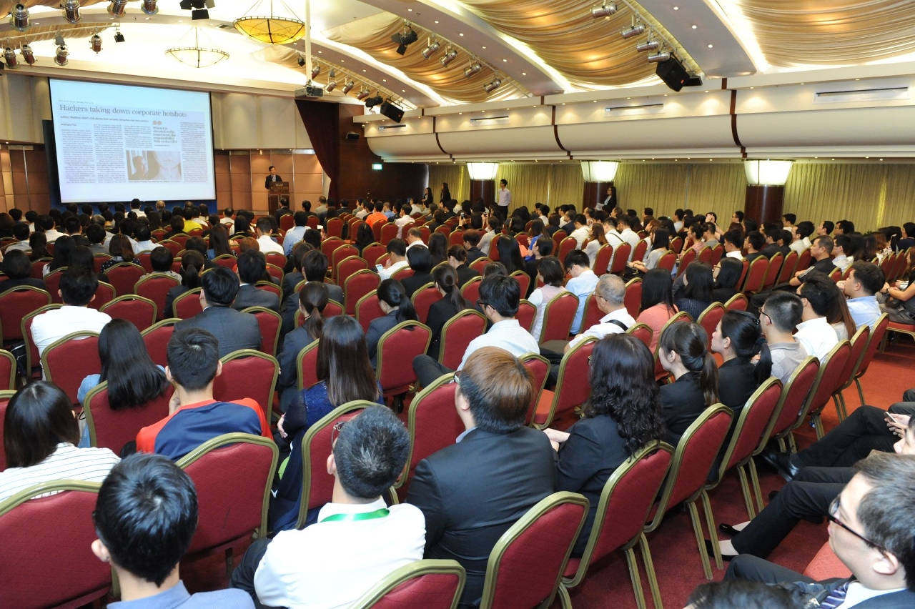 Seminário contou com a participação de representantes do sector bancário e comerciantes
