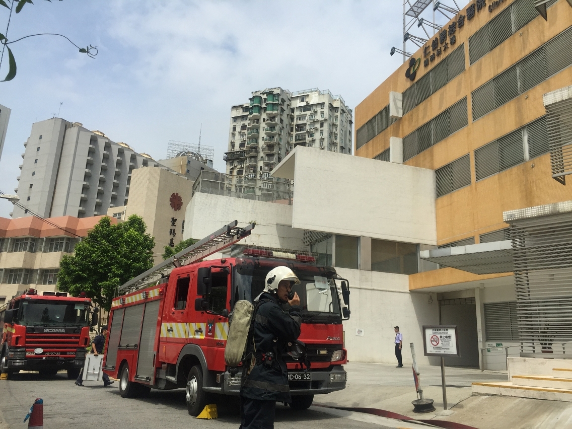 消防人員及消防車抵達精神科大樓