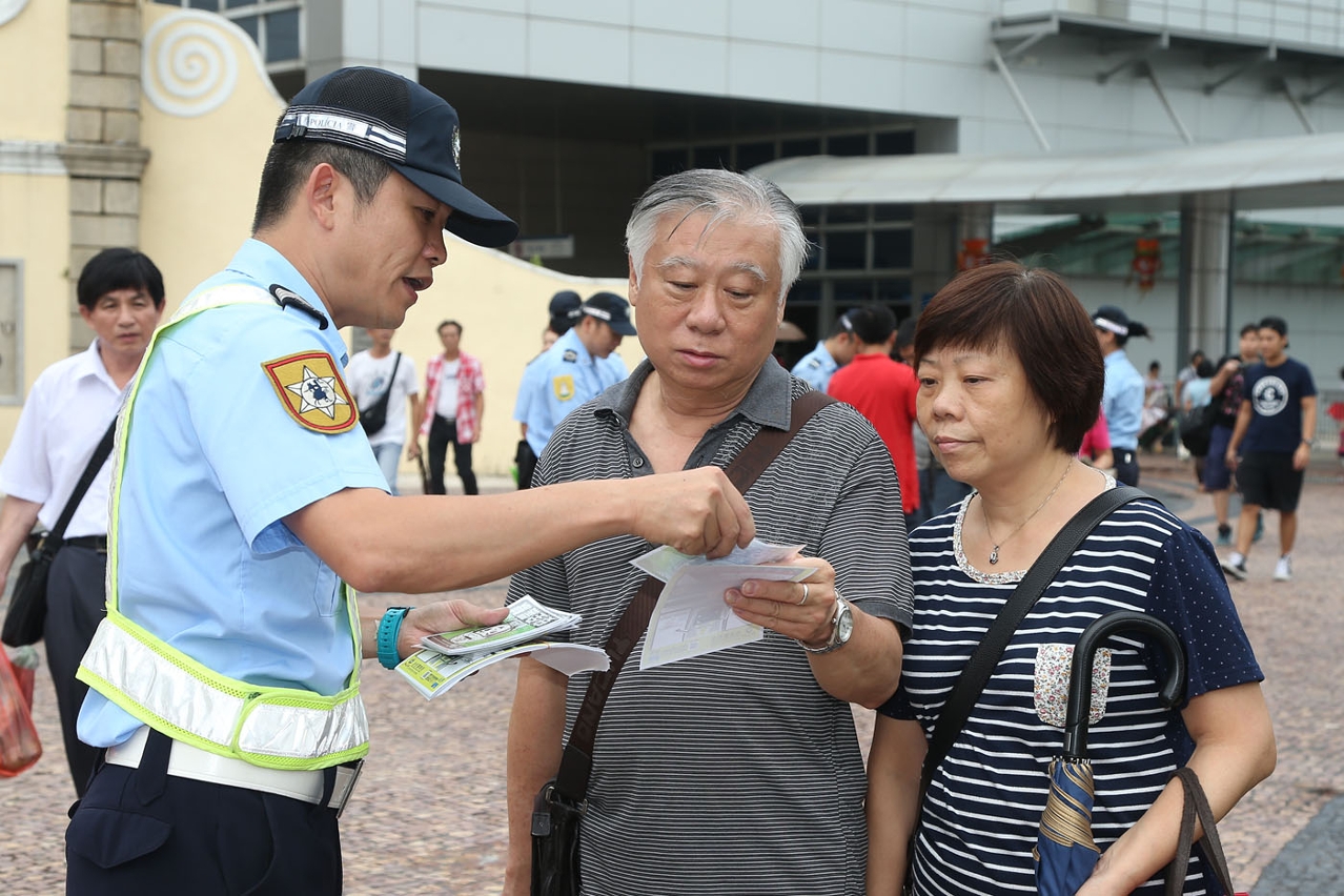 警員耐心向市民講解