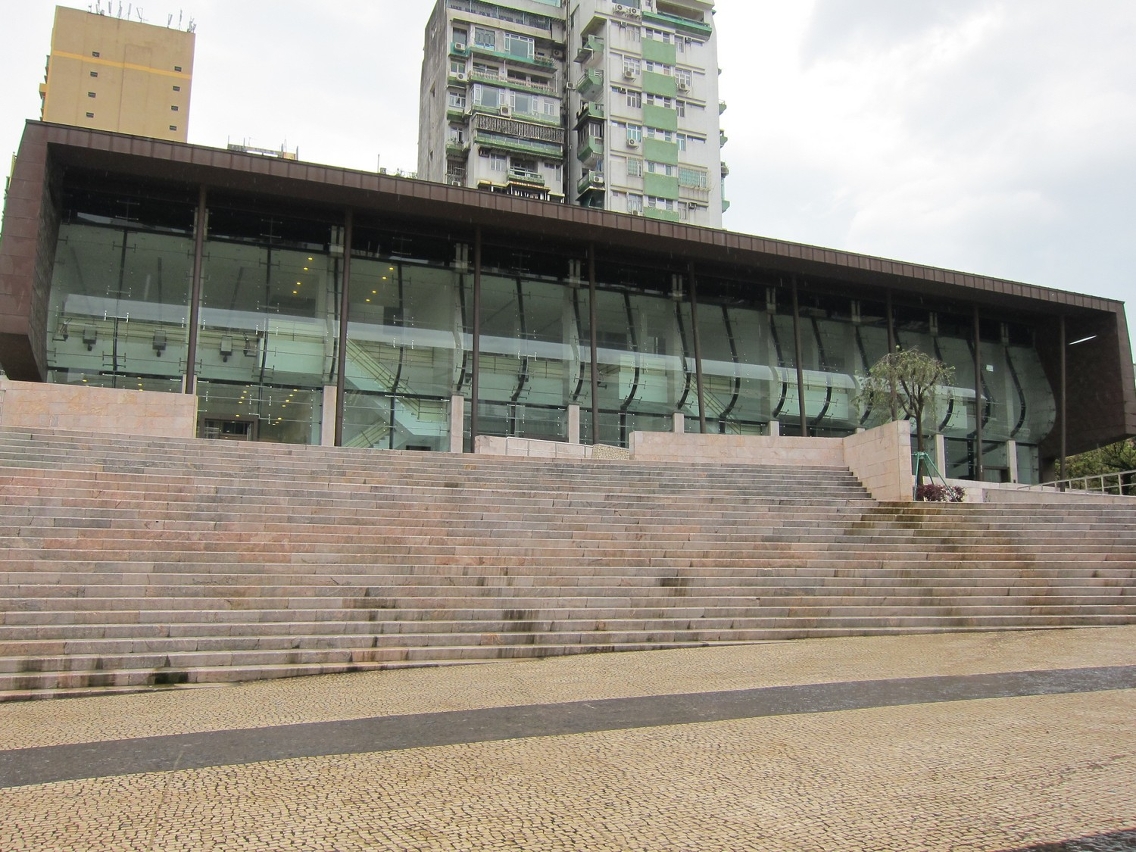 O Centro Comercial da Praça do Tap Seac de Macau situa-se na Praça do Tap Seac