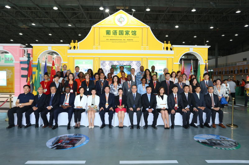 Fotografia dos convidados de honra em frente do “Pavilhão dos Países de Língua Portuguesa” do Fórum de Macau