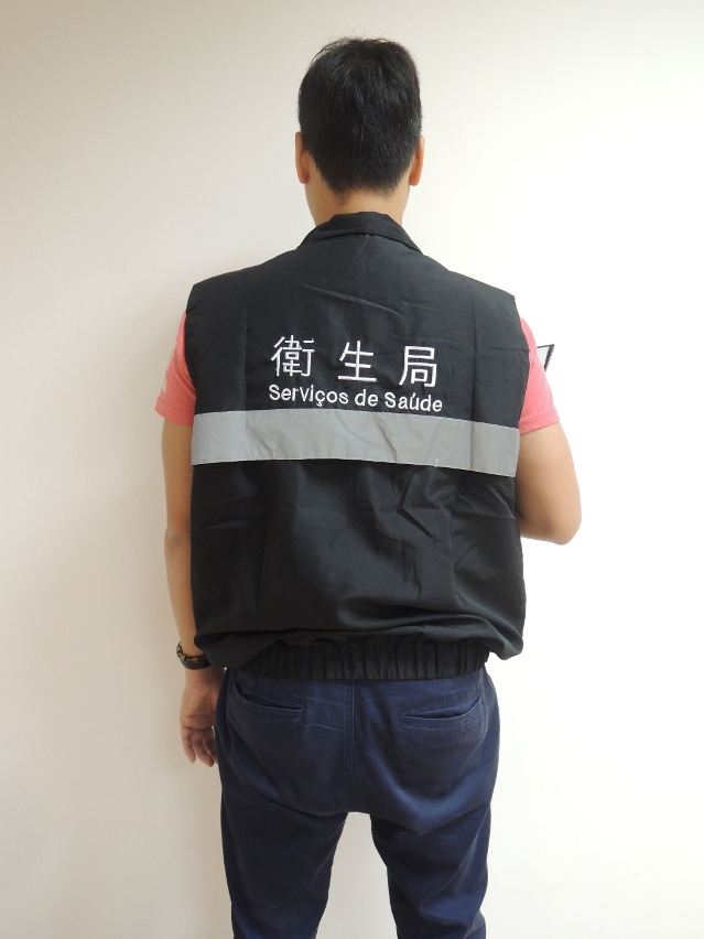 衛生局調查員穿著背面印有衛生局字樣的黑色背心