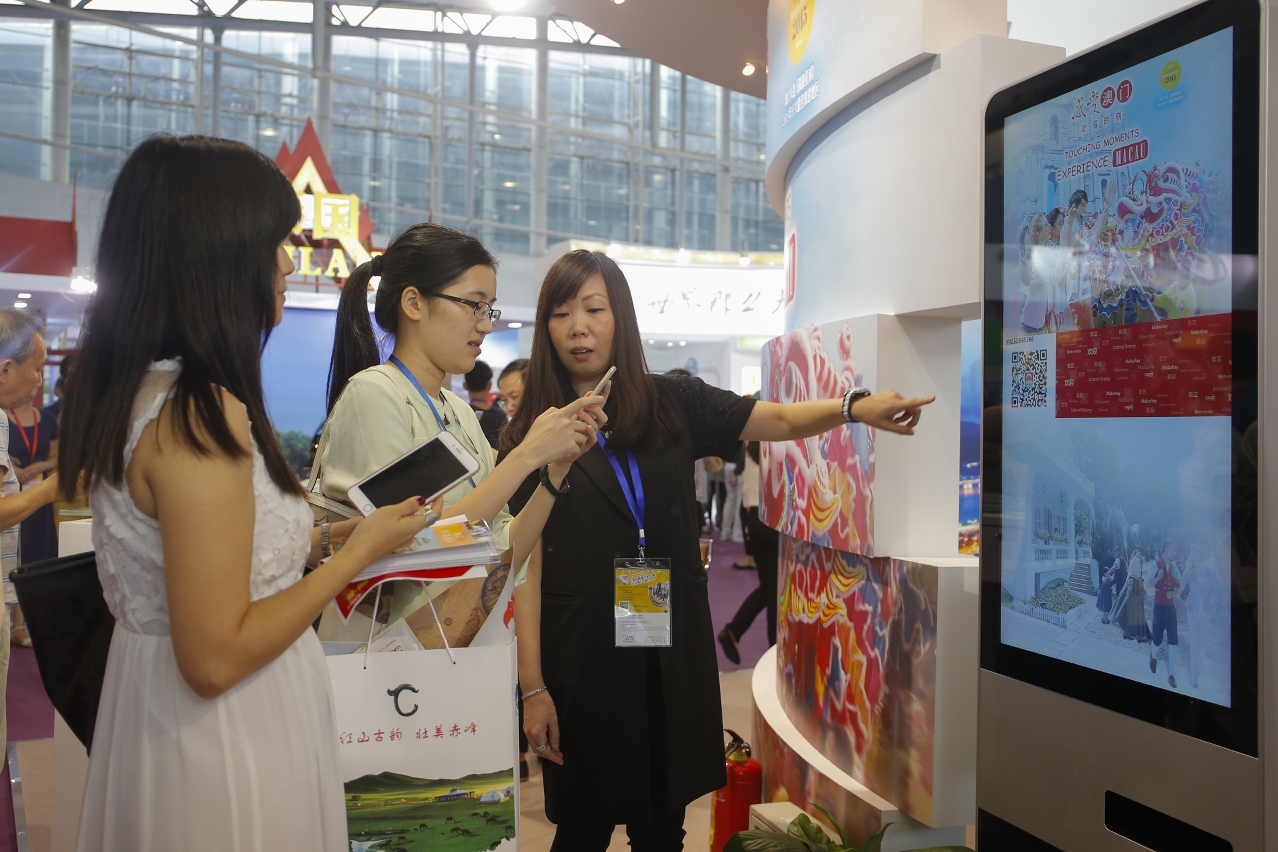 Funcionários da DST apresentam informações turísticas de Macau aos visitantes