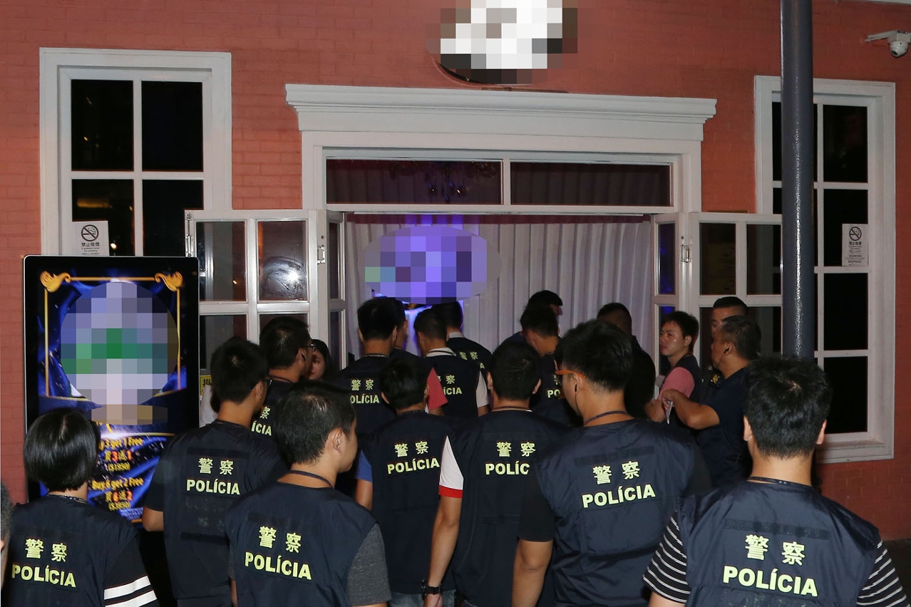 治安警巡查酒吧