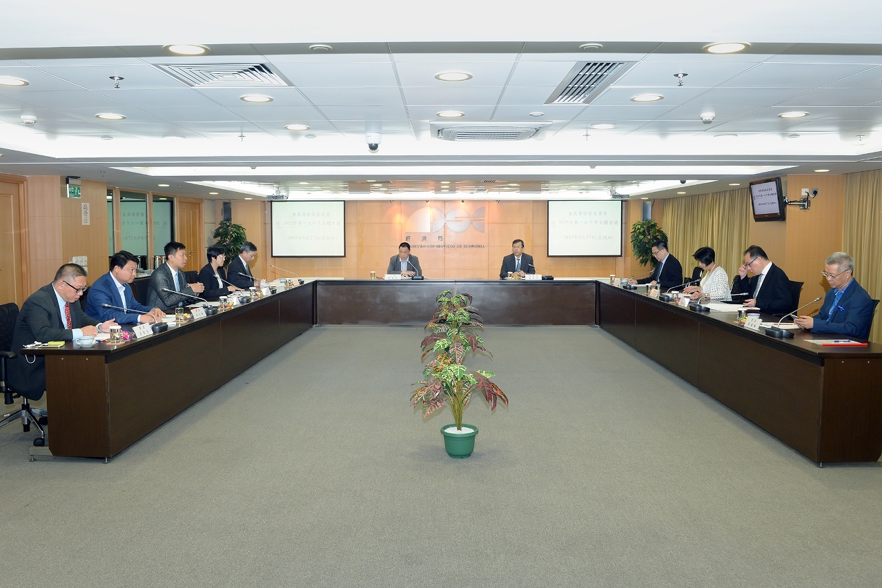 O Secretário para a Economia e Finanças, Dr. Leong Vai Tac, preside a primeira reunião plenária ordinária de 2015 da CDCE