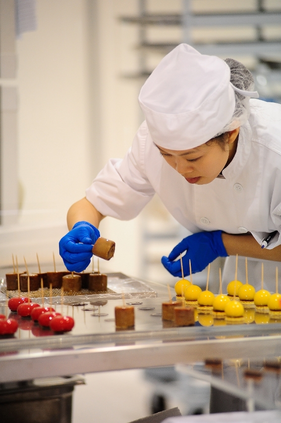 Pastry and Bakery Diploma Programme graduate - Leong Un Pek is awarded a medal of excellence