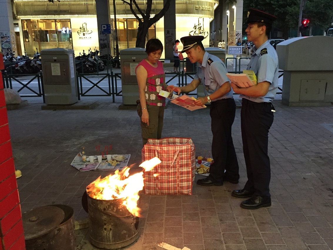 於夜間居民祭祀時派員巡視及派發防火宣傳品1