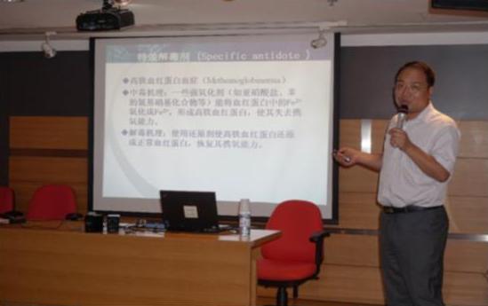 張宏順副主任醫師在講述中毒救援處置技術