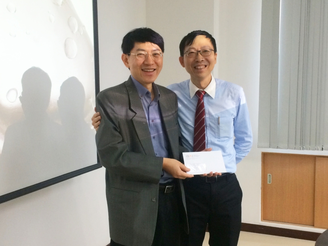 FST Associate Dean (Academic Affairs) Prof Wong Pak Kin (left) receives from a Hong Kong Institution of Engineers representative the notification letter about FST’s programme gaining recognition under the Seoul Accord